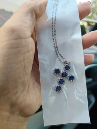 Collana con ciondolo a croce multicolore