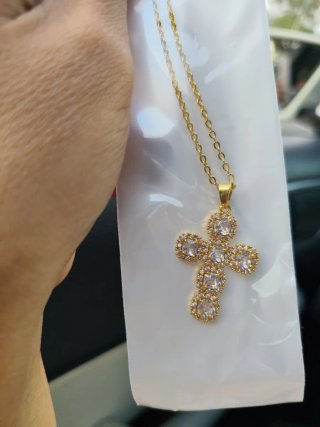 Collana con ciondolo a croce multicolore