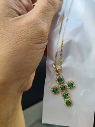 Collana con ciondolo a croce multicolore