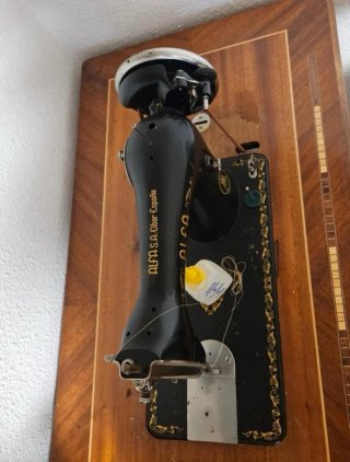Máquina de coser antigua negra
