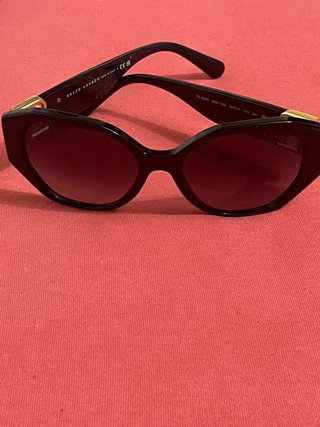 Gafas de sol negras y doradas