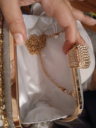 Bolso de ceremonia dorado con pedrería