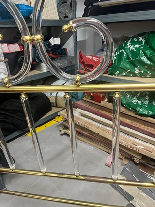 Cabecero de cama acrílico y dorado