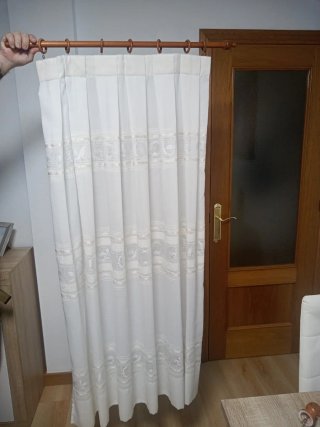 Cortina Blanca con Detalles de Encaje