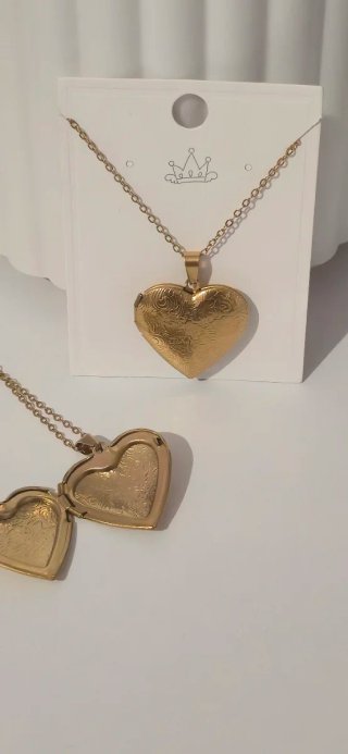 collar con relicario en forma de corazón
