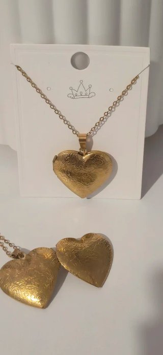 collar con relicario en forma de corazón