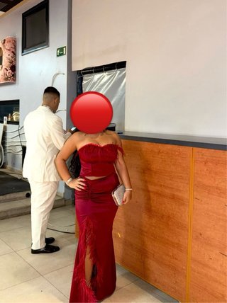 Vestido de fiesta rojo con plumas