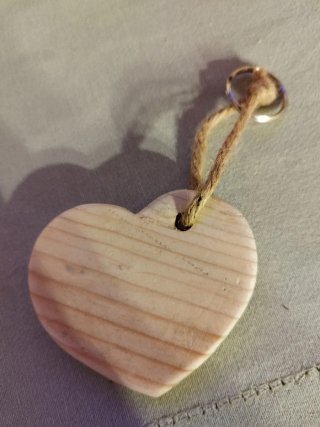 Portachiavi a cuore in legno artigianale
