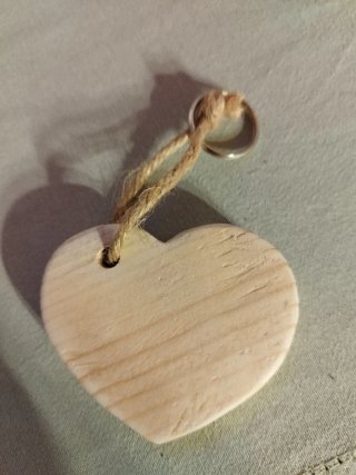 Portachiavi a cuore in legno artigianale