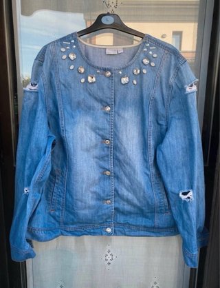 Chaqueta vaquera de denim con strass y botones