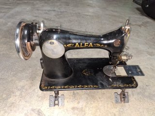 Máquina de coser Alfa antigua