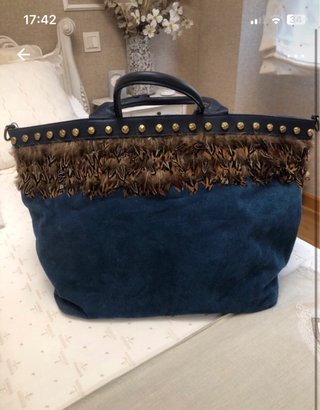 Bolso de Ante Azul con Detalles de Plumas