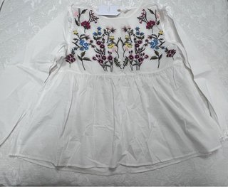 Blusa Blanca con Bordados Florales