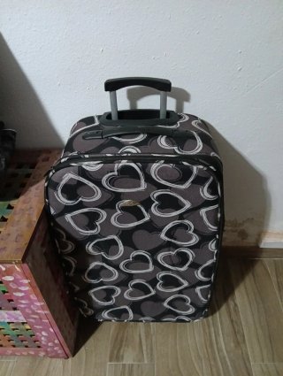 Maleta de viaje con estampado de corazones
