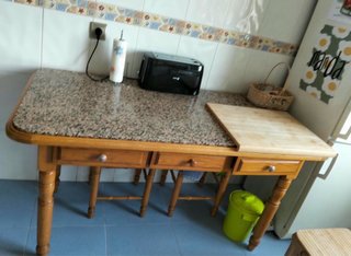 Mesa de cocina de madera con encimera de piedra