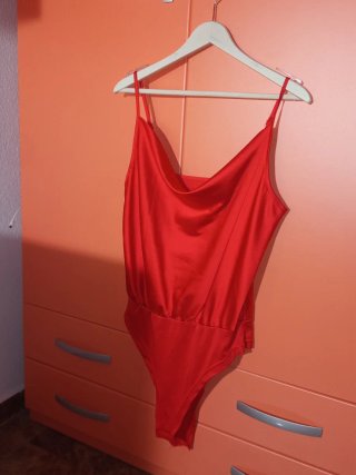 Body Rojo con Escote Drapeado