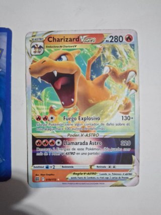 Carta Pokémon Umbreon VMAX 095/203 y Charizard V-A