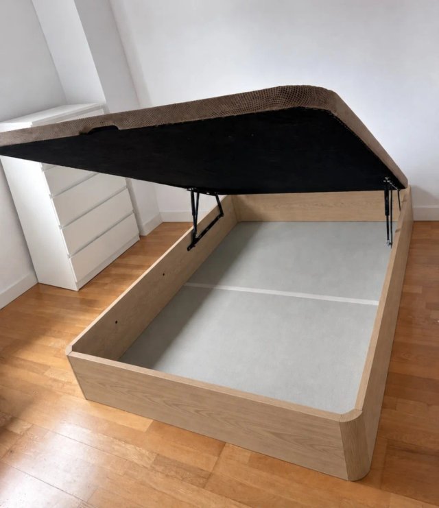 Struttura letto in legno beige con testiera a ribalta