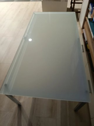 Mesa baja de salón de cristal y metal