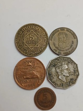 35 Monedas Extranjeras curiosas y antiguas.