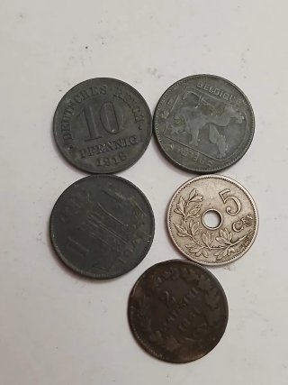 35 Monedas Extranjeras curiosas y antiguas.