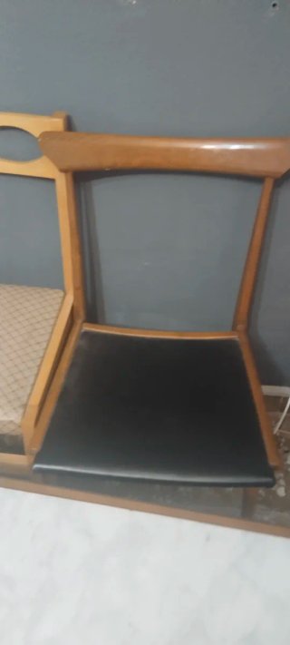 Silla de madera y cuero