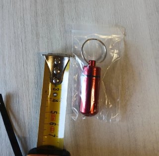 Portachiavi contenitore pillole rosso