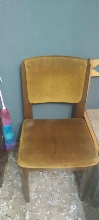 Silla de comedor tapizada en terciopelo