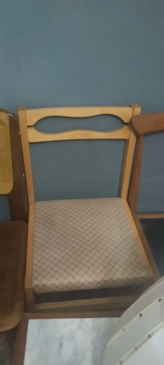 Silla de madera con asiento de tela