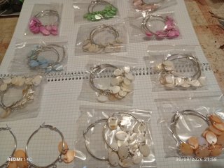 Lote de 24 pares de pendientes