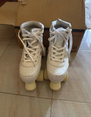 Patines de cuatro ruedas blancos