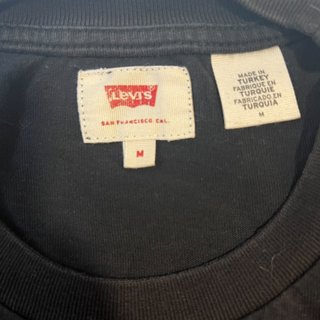 Camiseta Levi's Negra con Logo Rojo