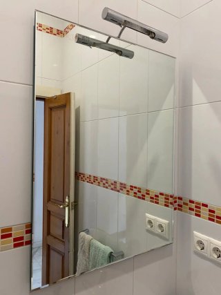 Espejo de pared plateado y transparente