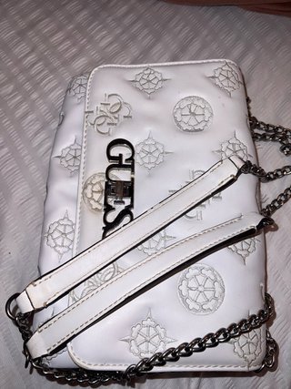 Bolso Guess blanco y plateado