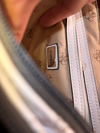 Bolso Guess blanco y plateado