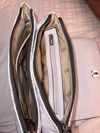 Bolso Guess blanco y plateado