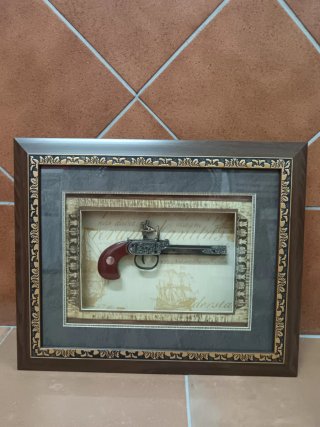 Cuadro Decorativo con Réplica de Revólver