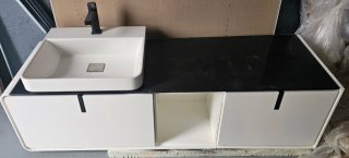 Mueble de baño con lavabo y grifo