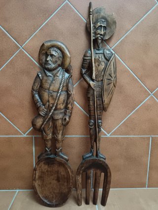 Don Quijote y Sancho Panza tallados en madera