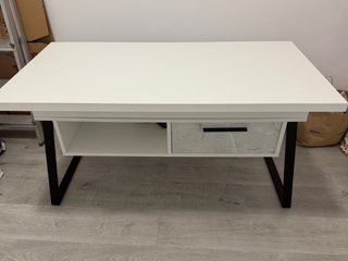 Mesa de comedor blanca con patas negras