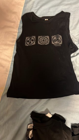Camiseta de tirantes negra con estampados
