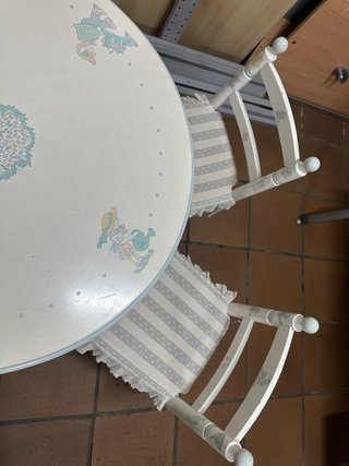 Conjunto mesa + 2 sillas infantiles + estantería