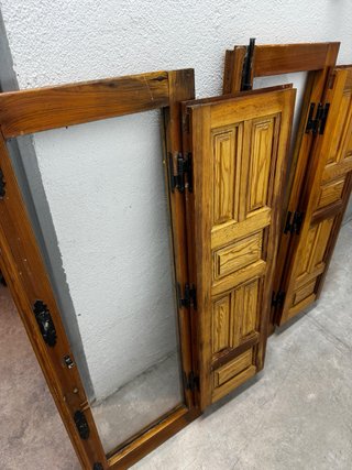 Ventana de madera rústica
