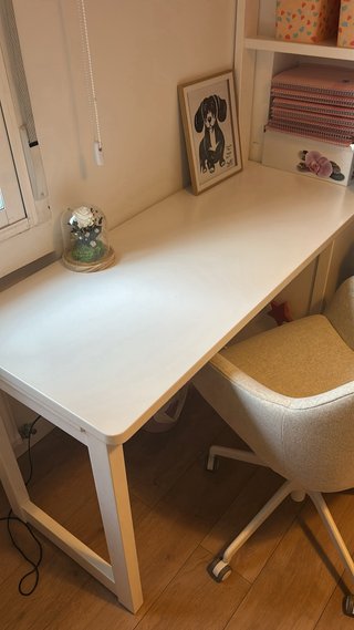 Cómoda de madera y escritorio con estantería