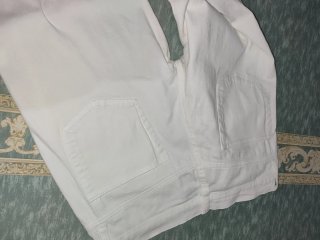 Pantalón tobillero blanco con botones