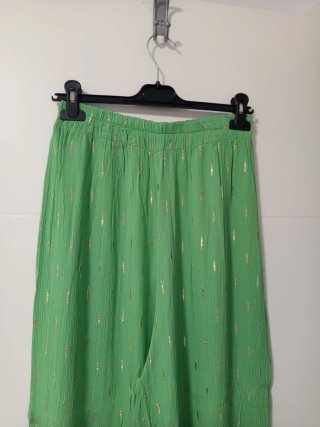 Pantalón verde con detalles dorados