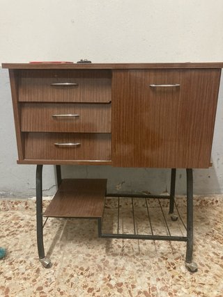 Mesa auxiliar vintage con ruedas