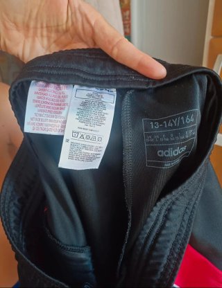 Pantalón chándal Adidas Talla 13-14 negro y rojo