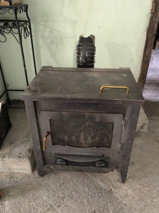 Estufa de leña metálica