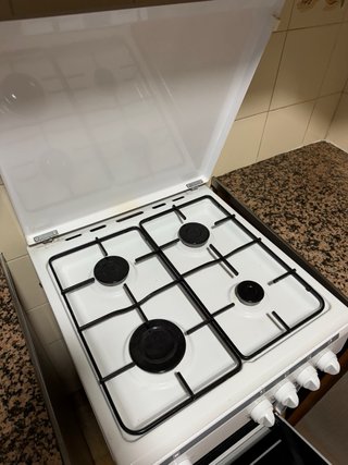 Cucina a gas bianca con forno